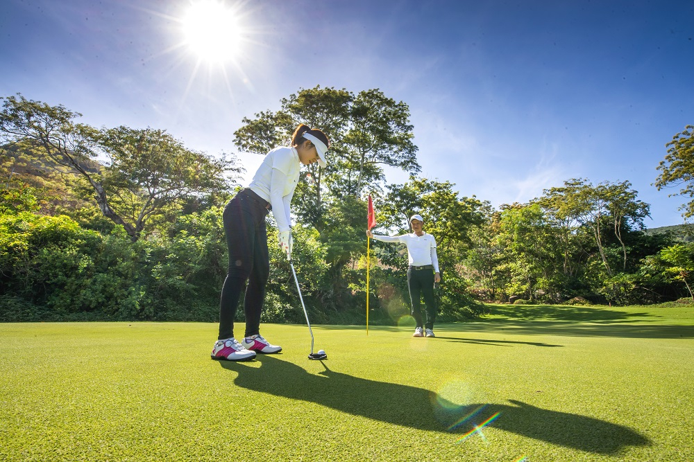 Nhân viên phục vụ chơi Golf và bảo dưỡng cỏ sân Golf